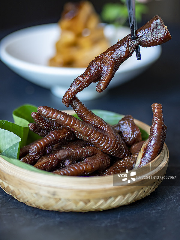 传统中式美食：酱油红烧鸡爪图片素材
