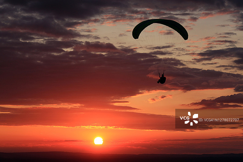 魔鬼堤上的悬挂滑翔机图片素材