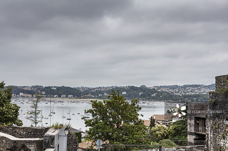 从洪达里比亚镇眺望钦古迪湾全景，巴斯克地区图片素材