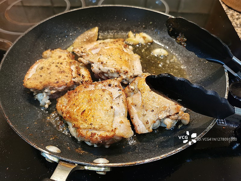 烹饪蒜香鸡肉图片素材