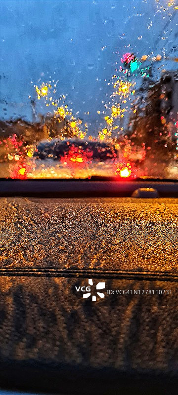 城市夜间雨天交通图片素材