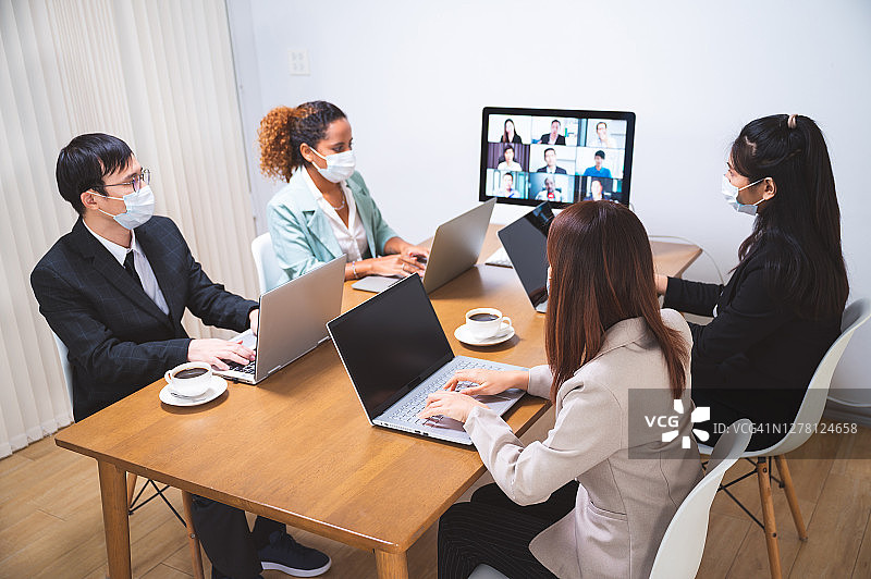 同事们参加在线视频会议图片素材