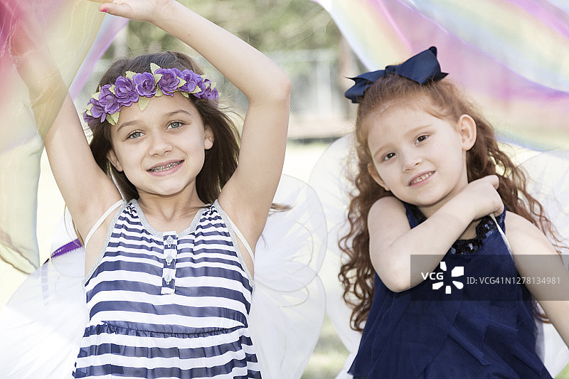 孩子们在当地公园庆祝万圣节图片素材