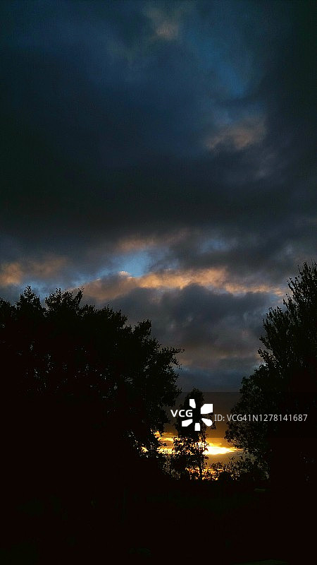 日落时分：戏剧性的阴郁天空图片素材