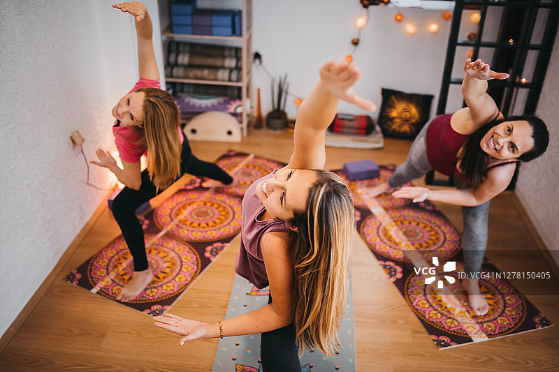 举起双臂的教练图片素材