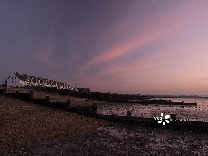 傍晚时分，夕阳洒落在英国肯特郡惠特stable西海滩的波峰上图片素材