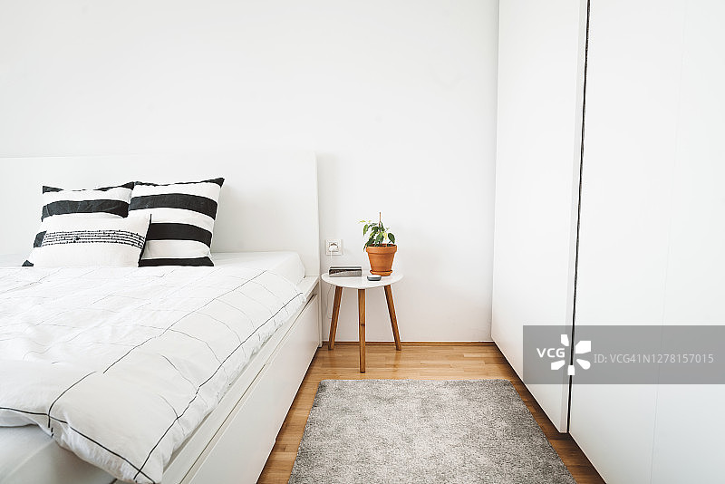 拥有全白色家具的清新明亮现代卧室图片素材