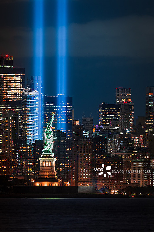 9/11纪念灯光和自由女神像图片素材