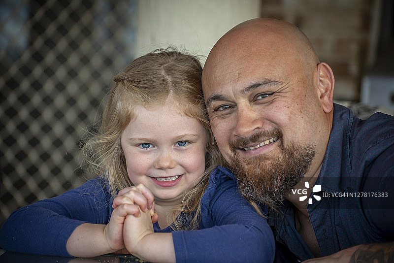 父亲和女儿享受父亲节图片素材