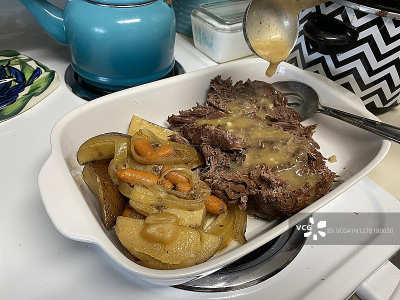 自制盆烤肉配肉汁图片素材