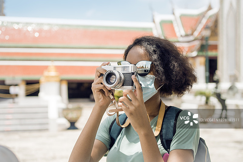 疫情期间在寺庙度假的快乐女性图片素材