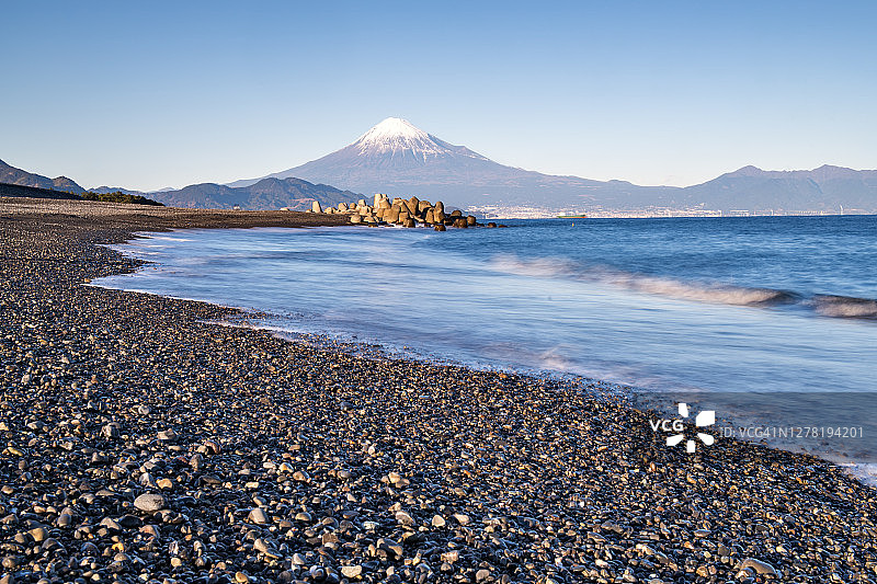 日本静冈县三保松原海滩与富士山背景图片素材