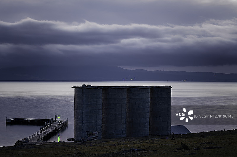 玛丽亚岛上的筒仓和码头图片素材