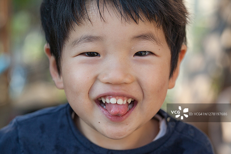 面带微笑凝视镜头的儿童图片素材