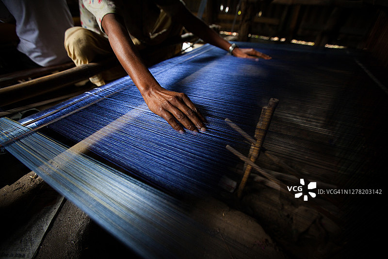 手放在织布机上图片素材