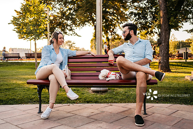 保持社交距离的情侣图片素材