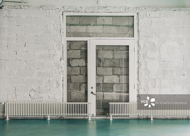 白色墙壁上的散热器与玻璃门图片素材