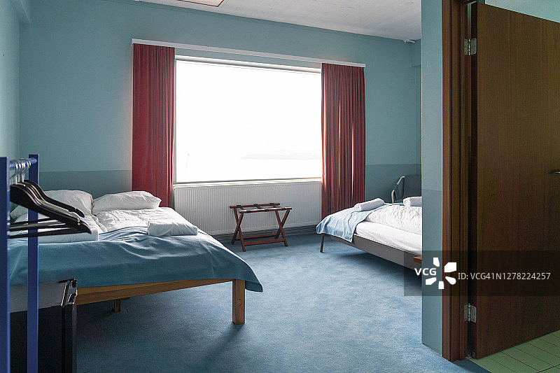 明亮宿舍卧室里的双人床图片素材