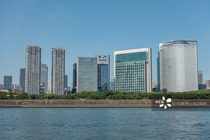 日本东京的河边城市建筑图片素材
