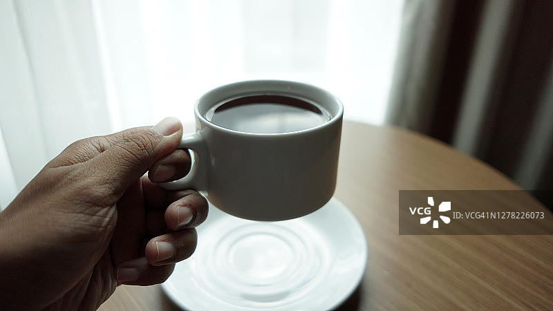 男子享用早茶图片素材