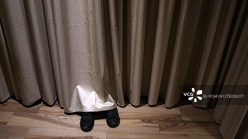 躲在窗帘后面图片素材