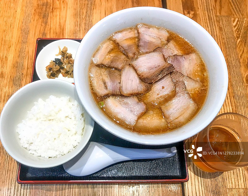 味噌拉面和米饭定食图片素材