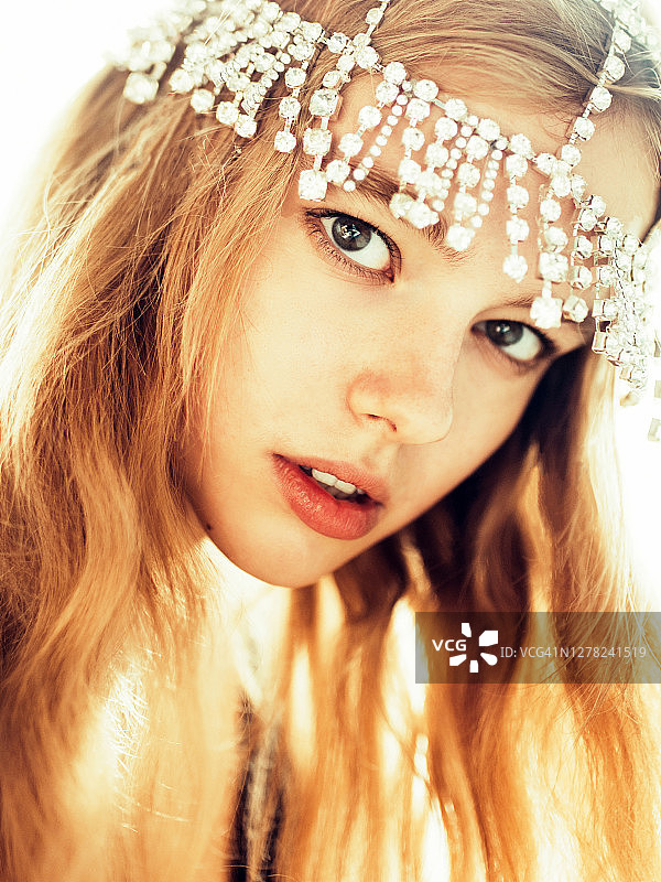 美丽的蓝眼睛女人看着相机图片素材