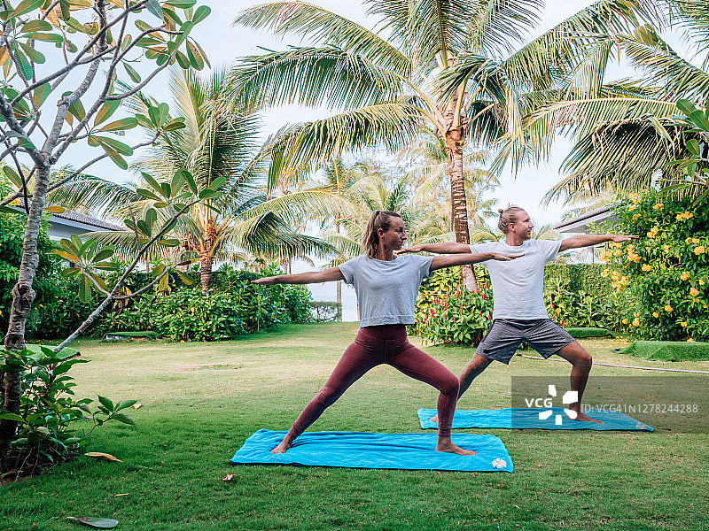 情侣在日出时练习瑜伽图片素材
