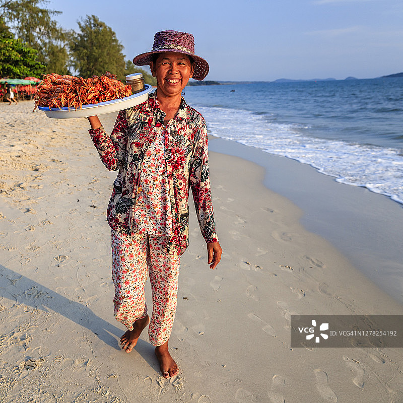 西哈努克城海滩上出售新鲜龙虾的柬埔寨妇女图片素材
