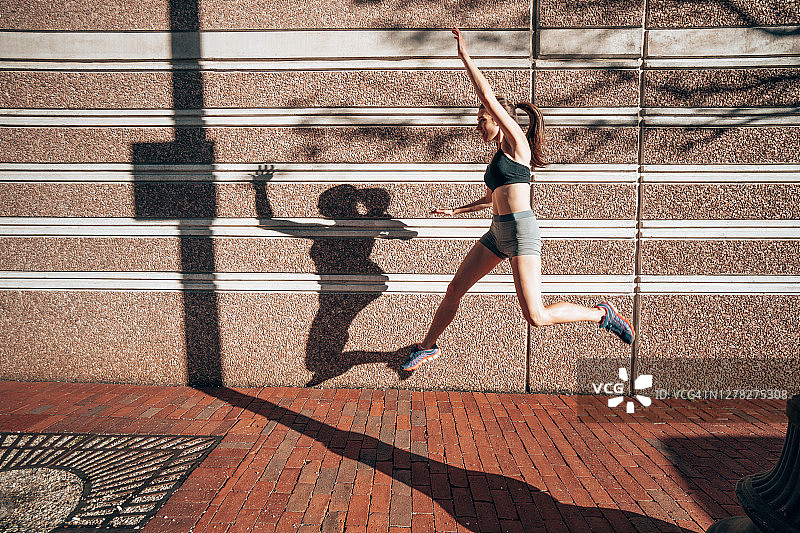 在波士顿奔跑的女人图片素材
