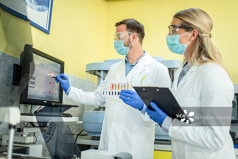 两位科学家在实验室观察血液样本图片素材