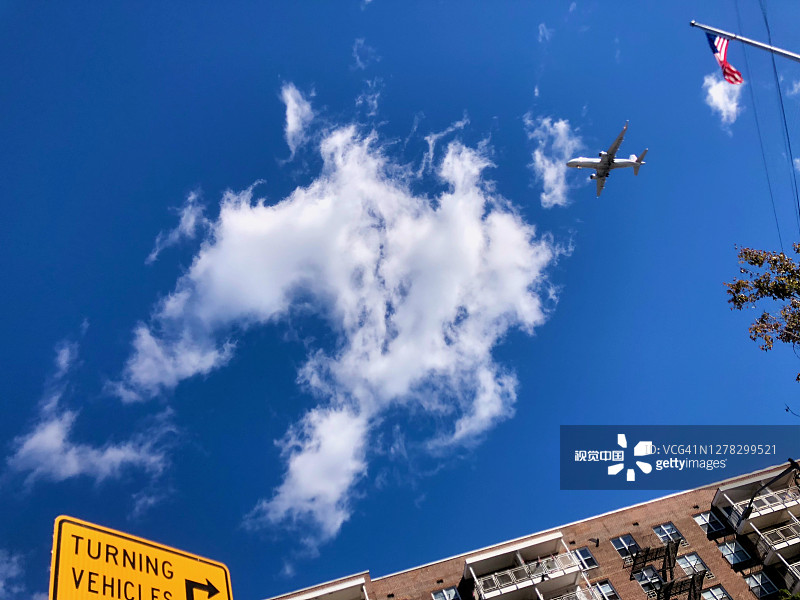 在纽约天空飞行的飞机图片素材