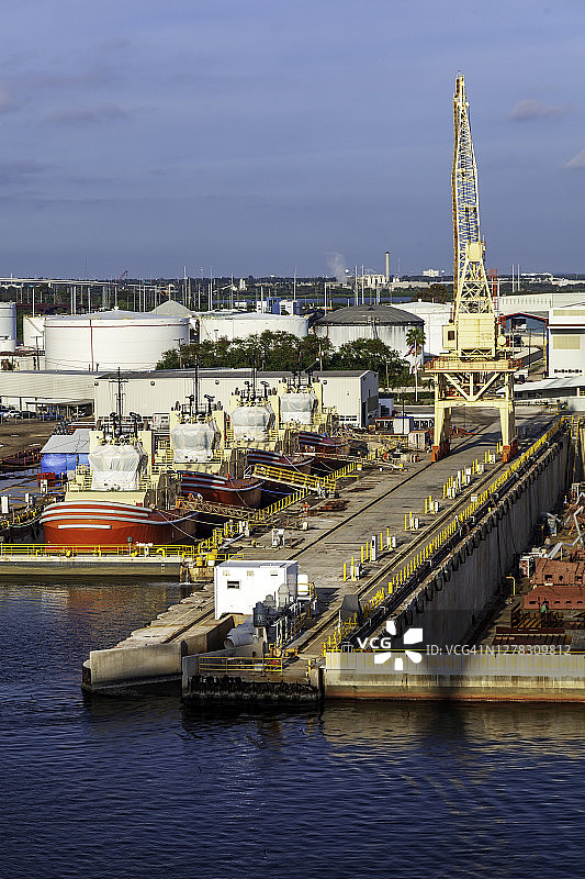 佛罗里达州坦帕港的干船坞和储罐区图片素材