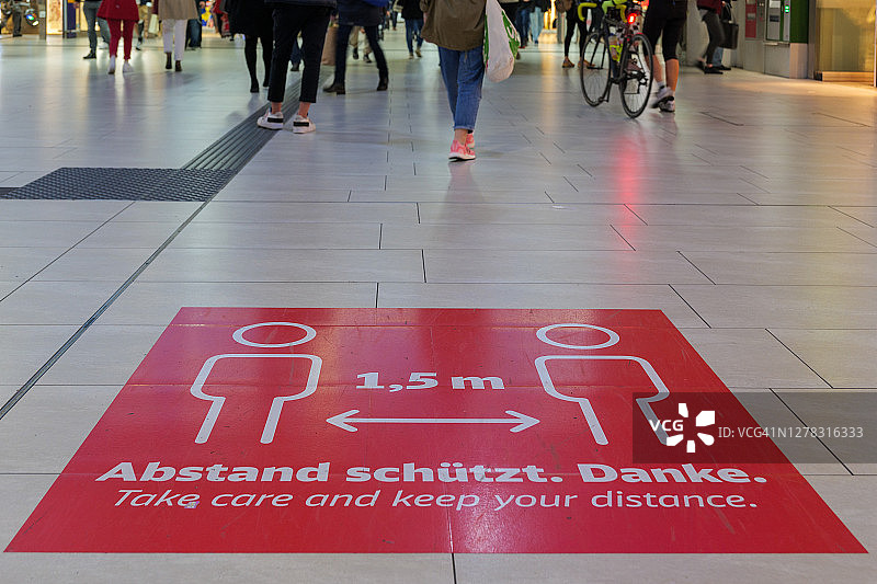 德国火车站内的保持距离警示标志图片素材