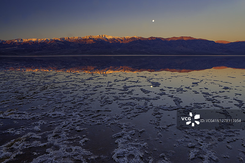 死亡谷帕纳明特山脉的月落图片素材