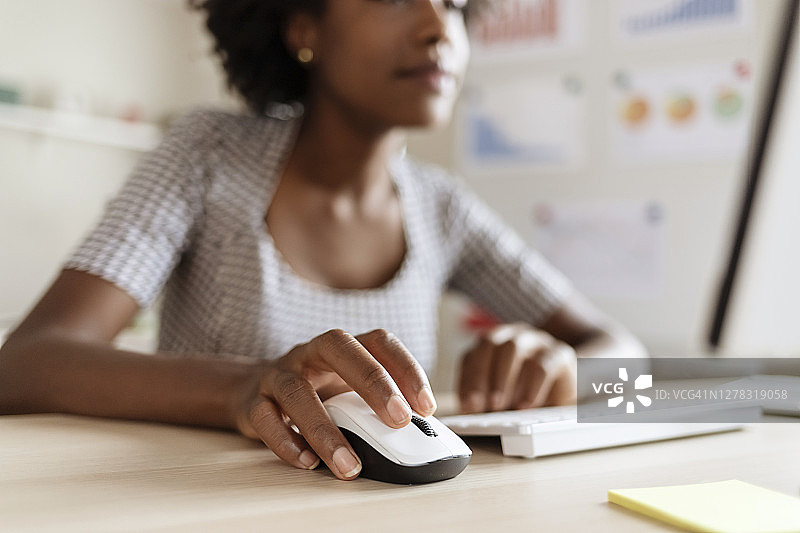 女商人使用电脑鼠标特写图片素材