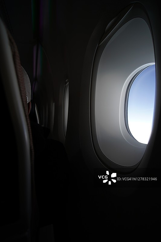 飞机舷窗外的蓝色天空图片素材