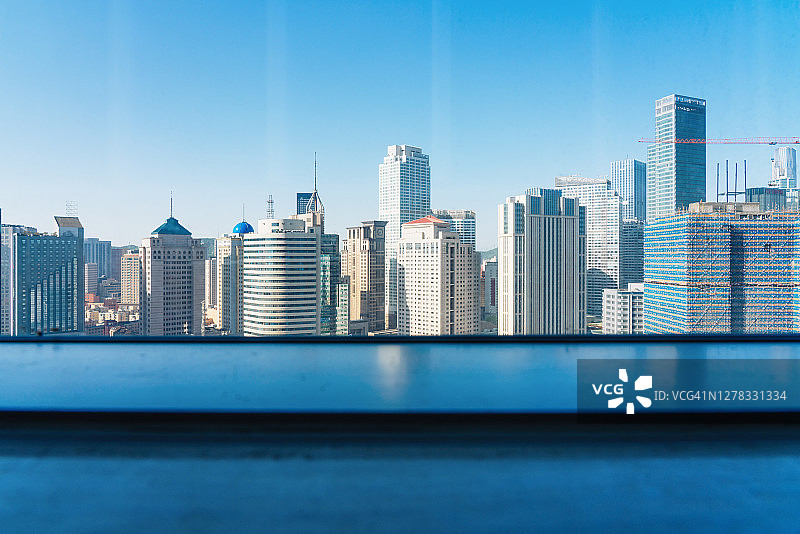 从阳台上看外面的摩天大楼图片素材