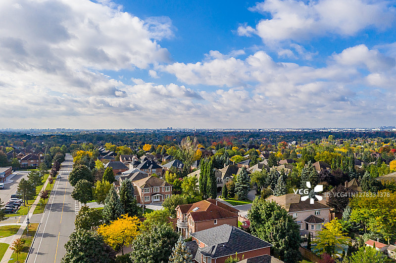 卢瑟福路和伊斯灵顿大街的鸟瞰图，位于Woodbridge的独立复式住宅在沃恩，安大略省，加拿大图片素材
