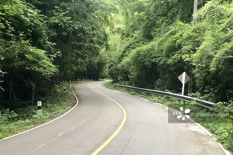 桂河（奎河）的风景：通往森林的弯曲道路图片素材