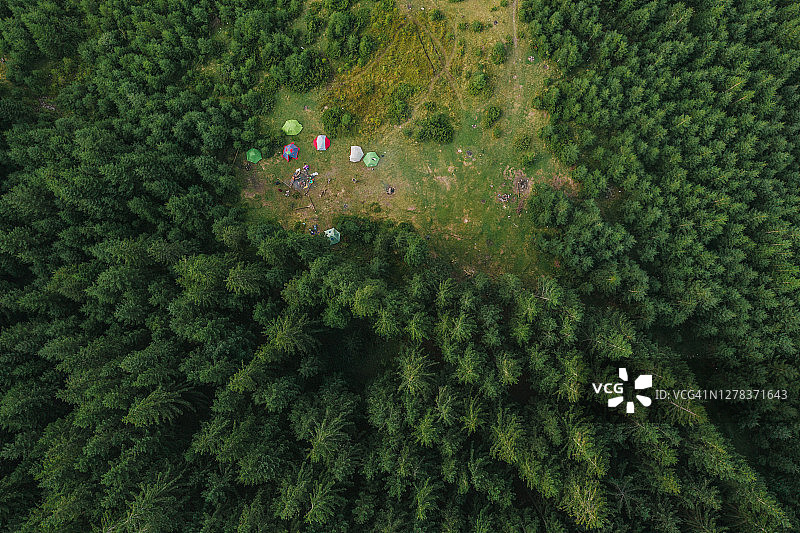 秋季山中露营的空中美景图片素材
