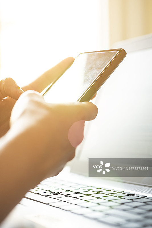 使用手机的女人图片素材