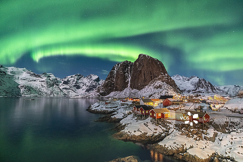 罗弗敦群岛：Festhelltinden峰和Hamnoy上空的北极光图片素材