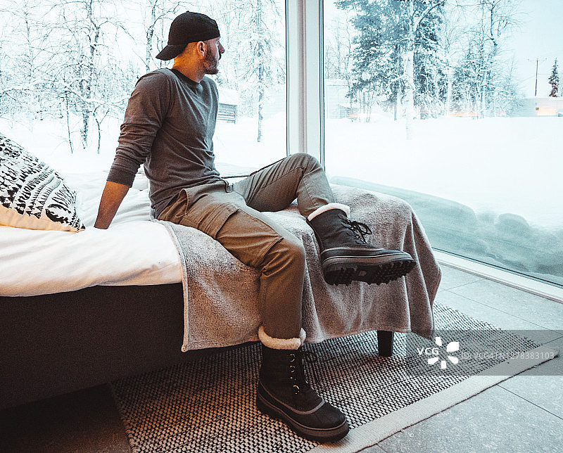 坐在卧室里的时尚男人图片素材