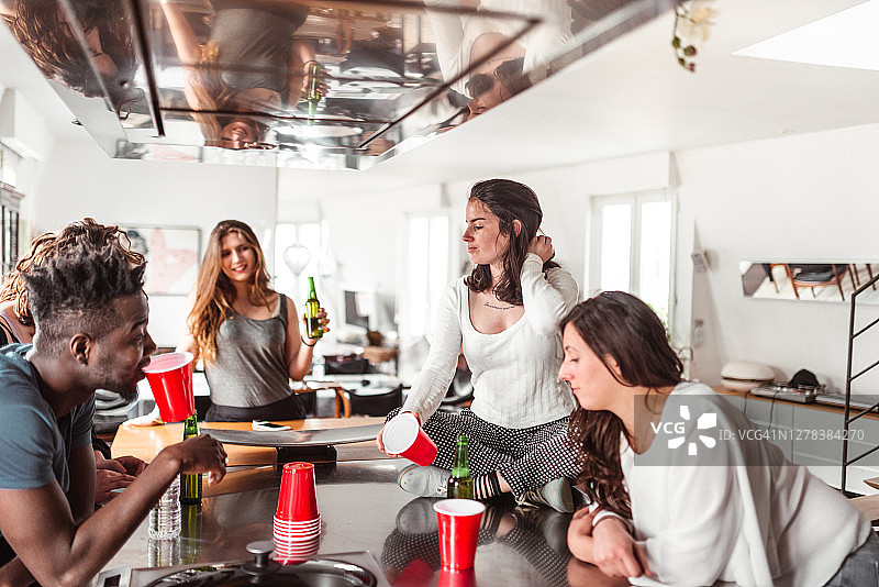 大学生家庭派对图片素材