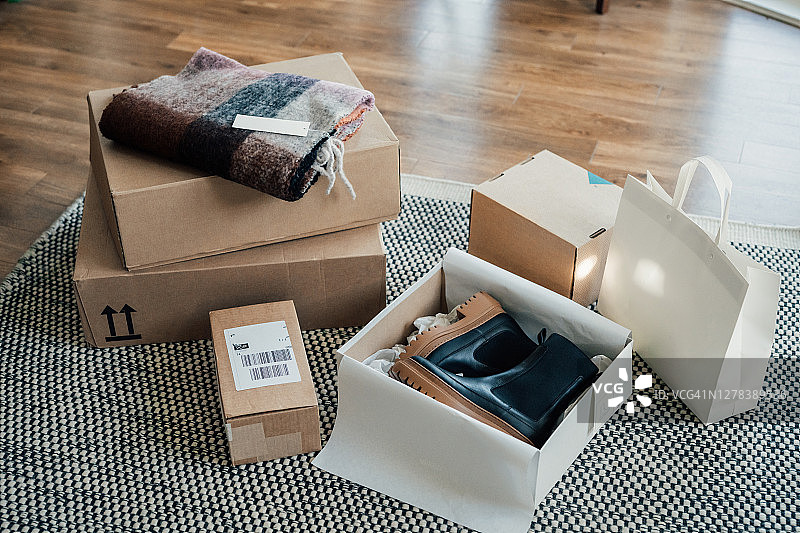 网上购物让生活更轻松：开箱网上购物图片素材