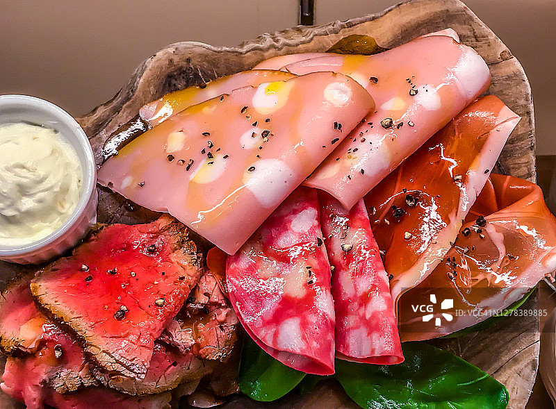 冷切肉拼盘配塔塔酱图片素材