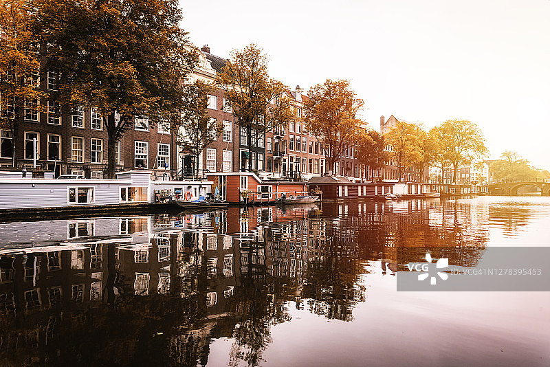 荷兰阿姆斯特丹运河上的阳光图片素材