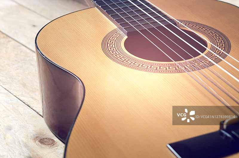 木纹背景上的古典吉他图片素材