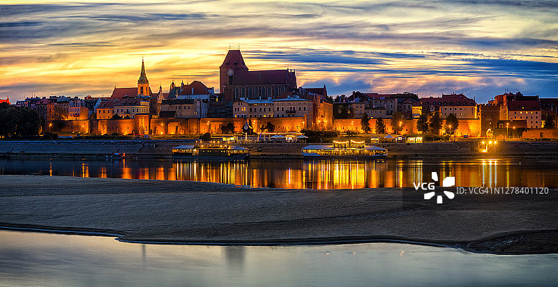 波兰假期：维斯瓦河和托伦老城日落图片素材